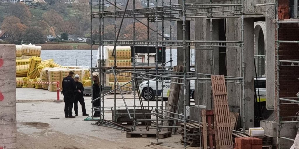29-årig faldt 15 meter – kørt på hospitalet med politieskorte