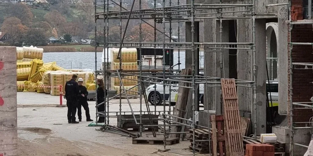 29-årig faldt 15 meter – kørt på hospitalet med politieskorte