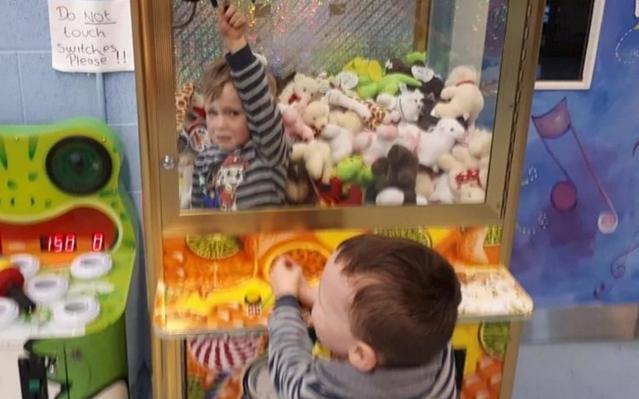 3-årig dreng ville have en bamse: Pludselig sad han fast i maskinen