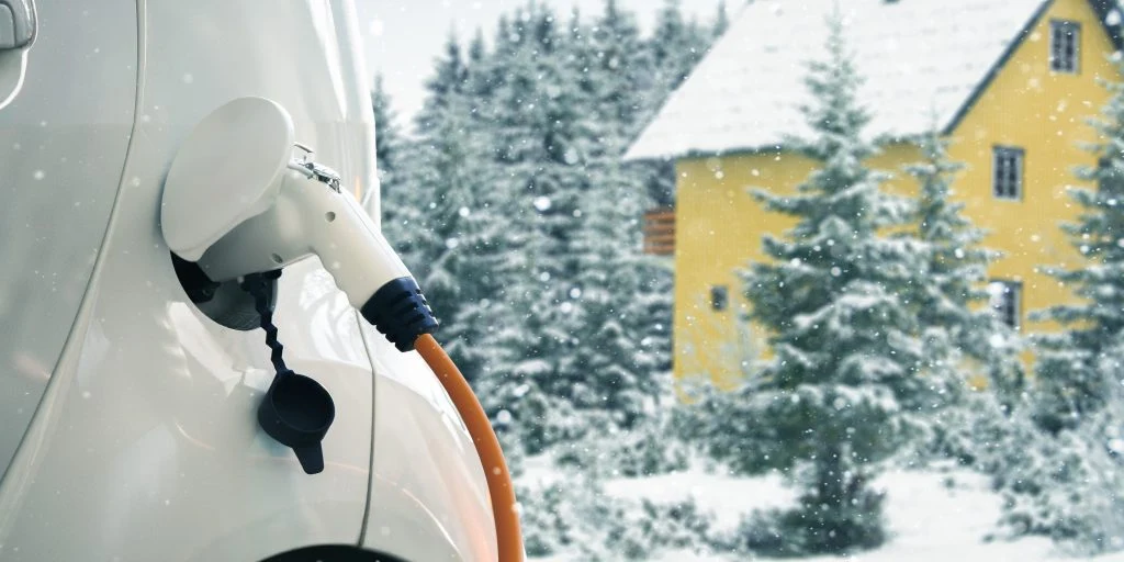 Kan være problematisk i koldt udland – sådan forbereder du dig, hvis du tager elbilen på skiferie