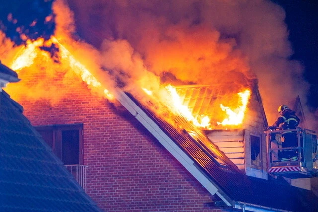 Voldsom brand i overtændt villa