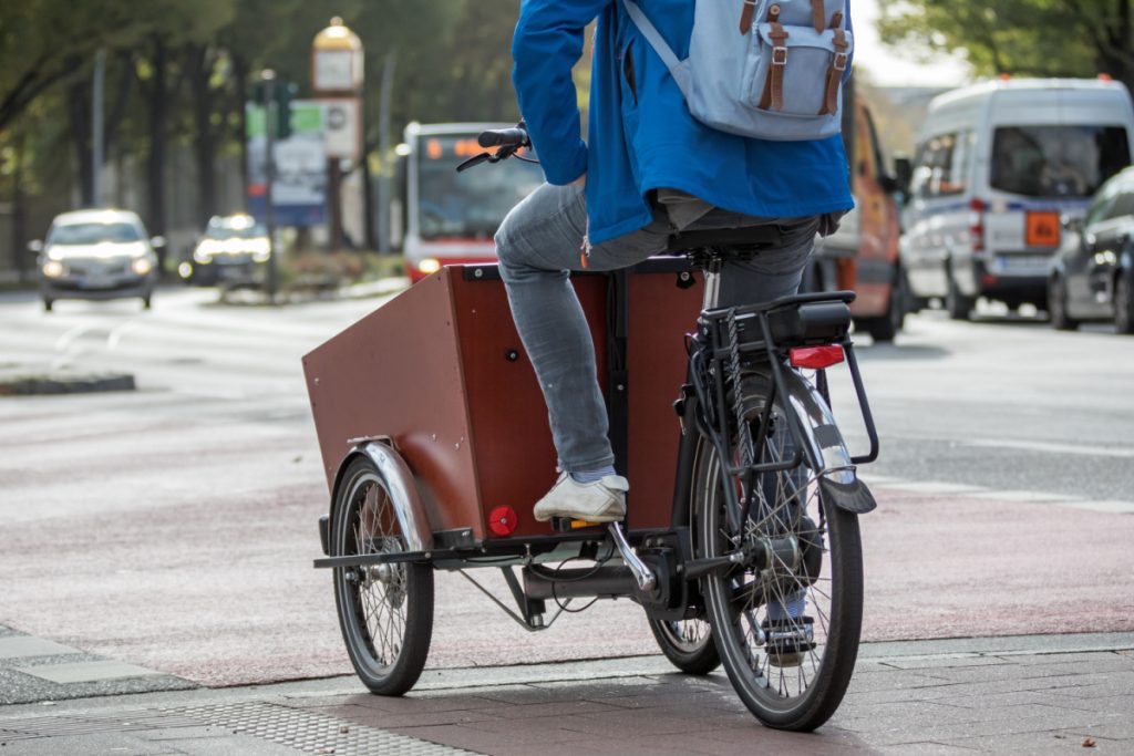 Familier tyer til elladcyklen i stedet for bil nr. 2