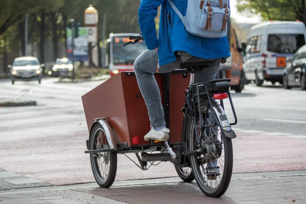Familier tyer til elladcyklen i stedet for bil nr. 2