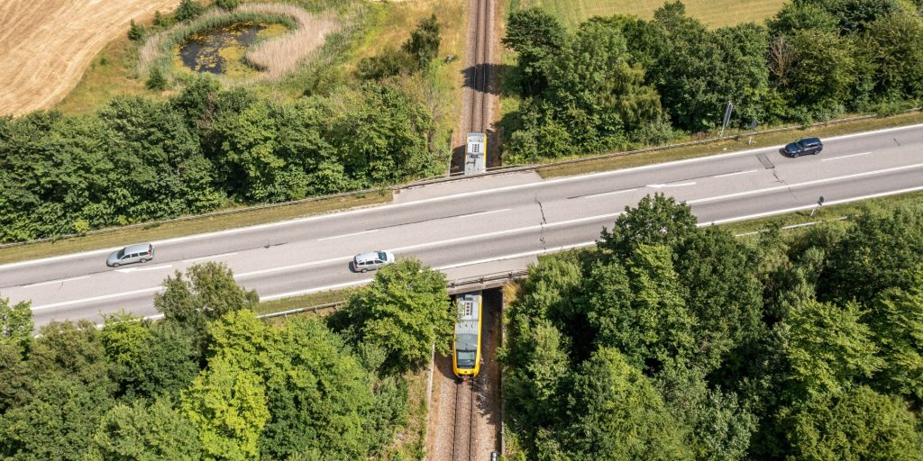 Vil påvirke både bil- og togtrafik: 2 motorvejsbroer skal udvides