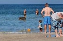Mor tager feriebillede af familien: Da hun ser det derhjemme får hun et chok