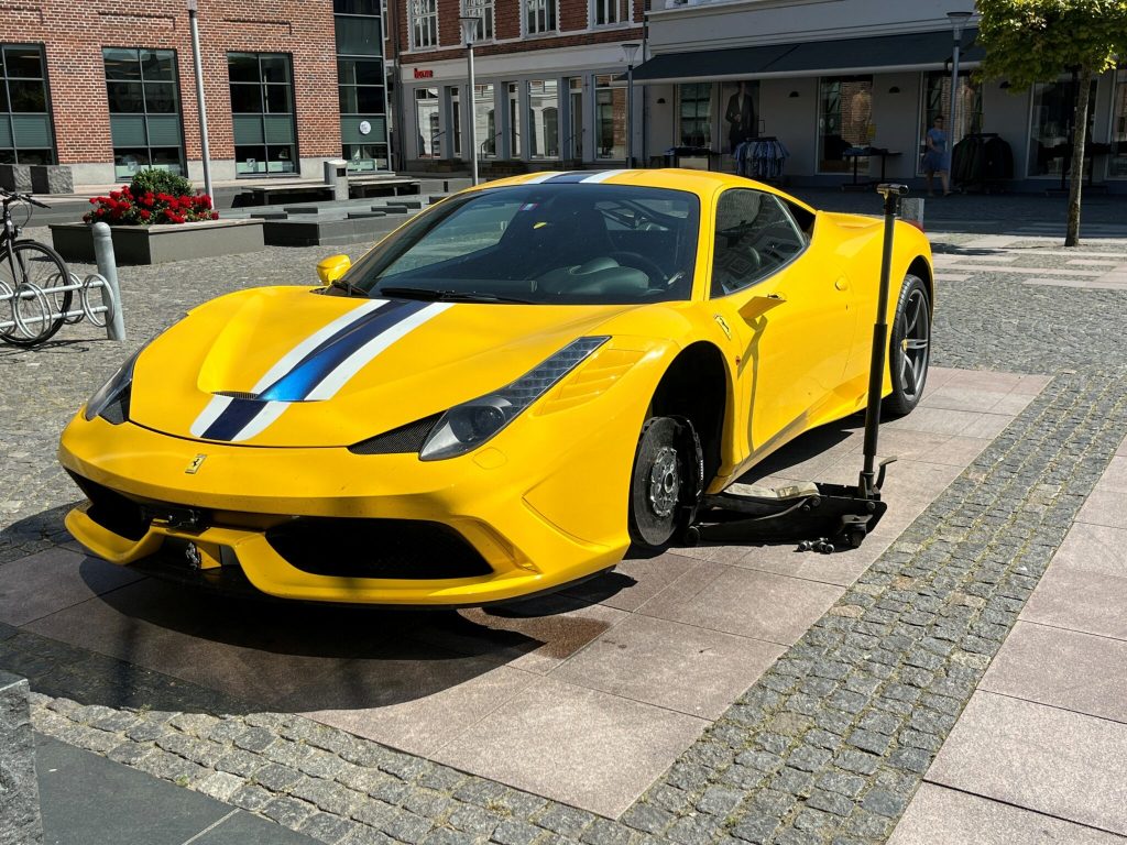 Vanvittig dyr Ferrari udsat for hærværk