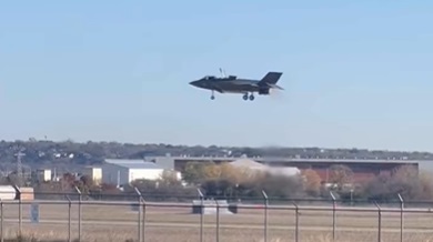 Chokerende video: Pilot reddes ud af jagerfly i sidste sekund