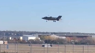 Chokerende video: Pilot reddes ud af jagerfly i sidste sekund