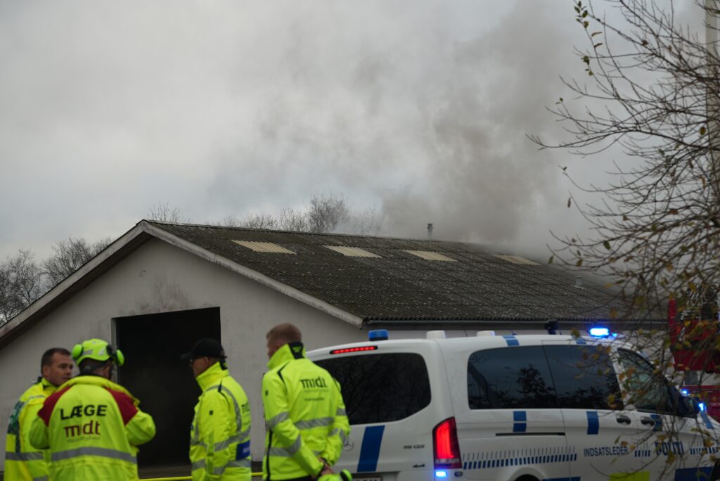 Luk døre og vinduer! kraftig røgudvikling på grund af industribrand