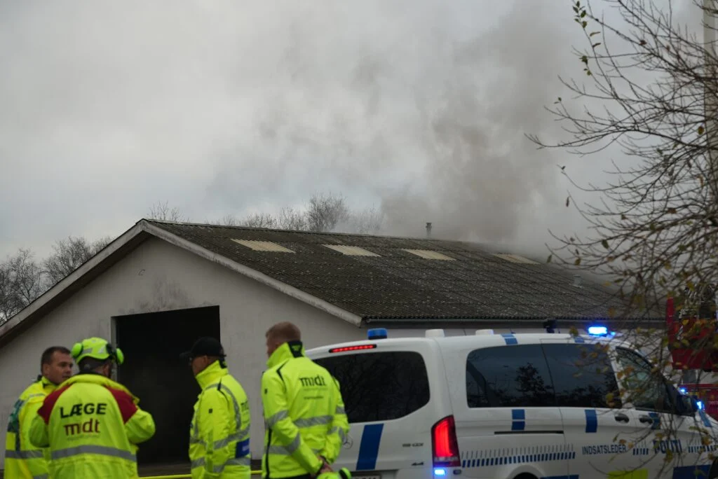 Luk døre og vinduer! kraftig røgudvikling på grund af industribrand