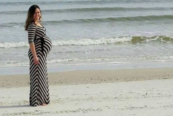 Gravid kvinde blev fotograferet på stranden: Da de kiggede billederne igennem, tabte de kæben