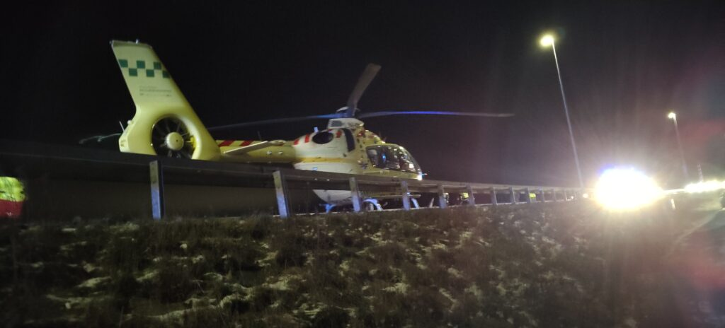 Ung kvinde ramt af sidespejl: Hentet af lægehelikopter