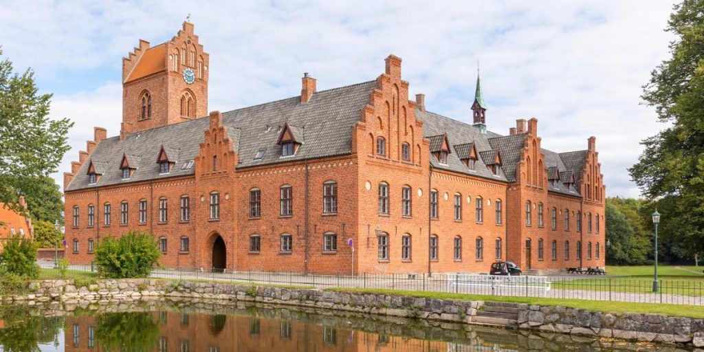 Efter TV 2-dokumentar: Nu er rektor på Herlufsholm fyret