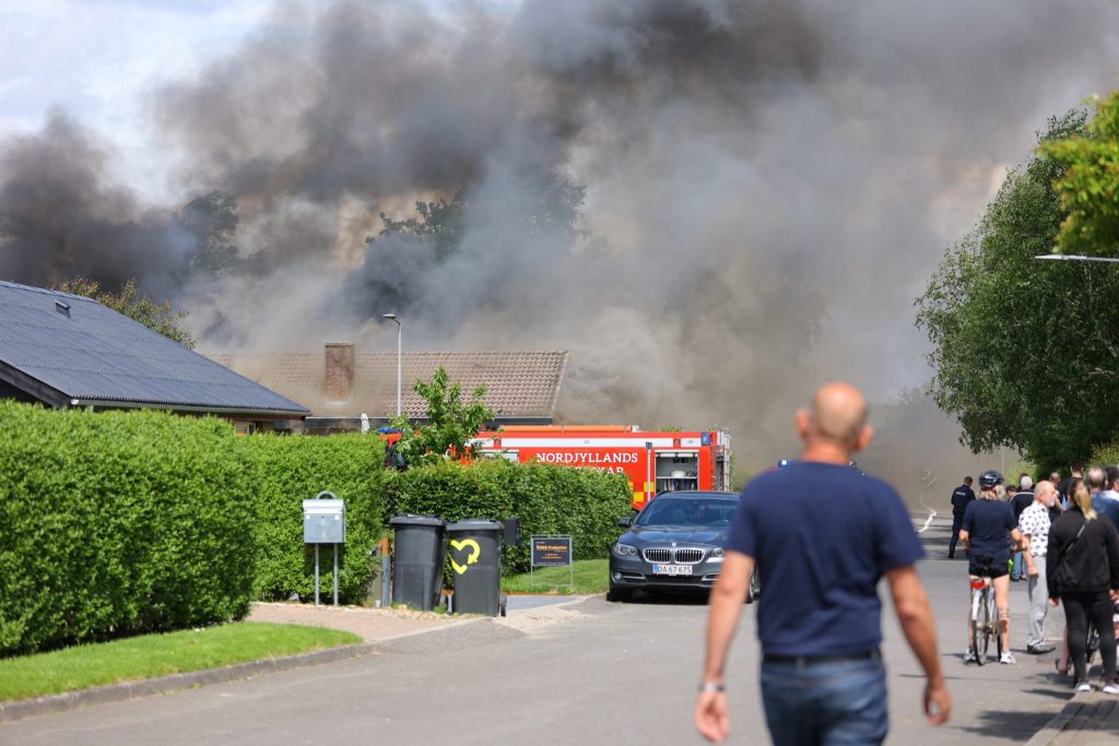 Kraftig brand: Hus styrtet sammen