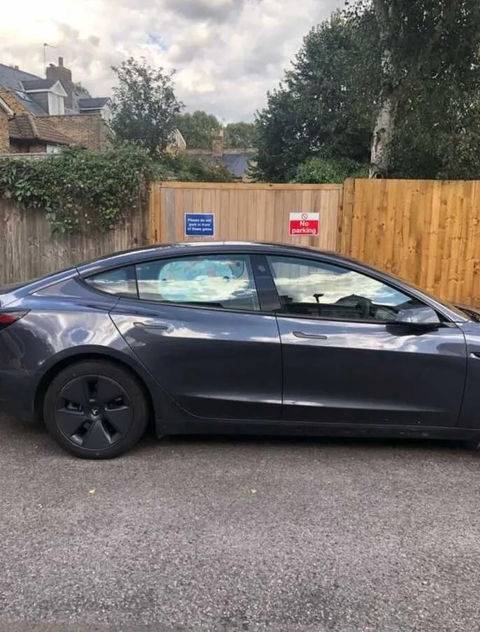 Mand tager genial hævn på nabo, der parkerede sin Tesla lige foran hans hegn