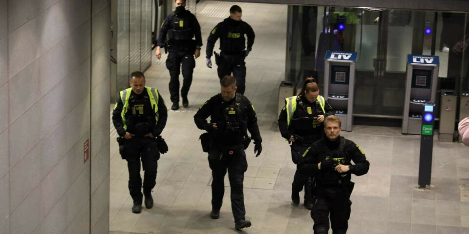 Her er årsagen til, at det vrimlede med betjente på metrostationerne tirsdag aften