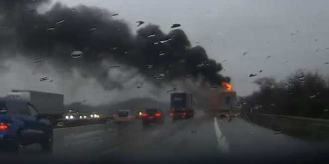 Lastbil i brand på motorvej, giv plads til brandvæsnet