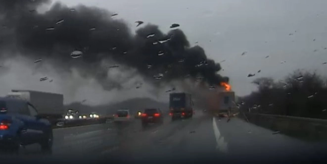 Lastbil i brand på motorvej, giv plads til brandvæsnet