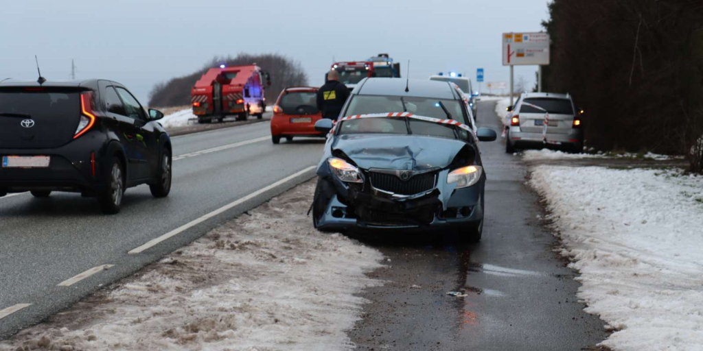 3 ambulancer på stedet: Flere biler involveret i voldsomt uheld