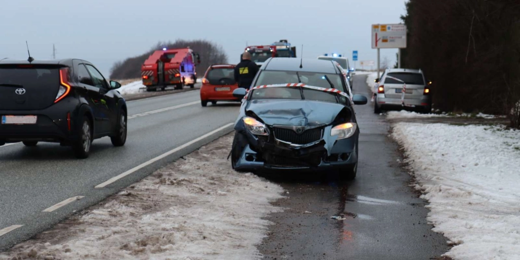 3 ambulancer på stedet: Flere biler involveret i voldsomt uheld