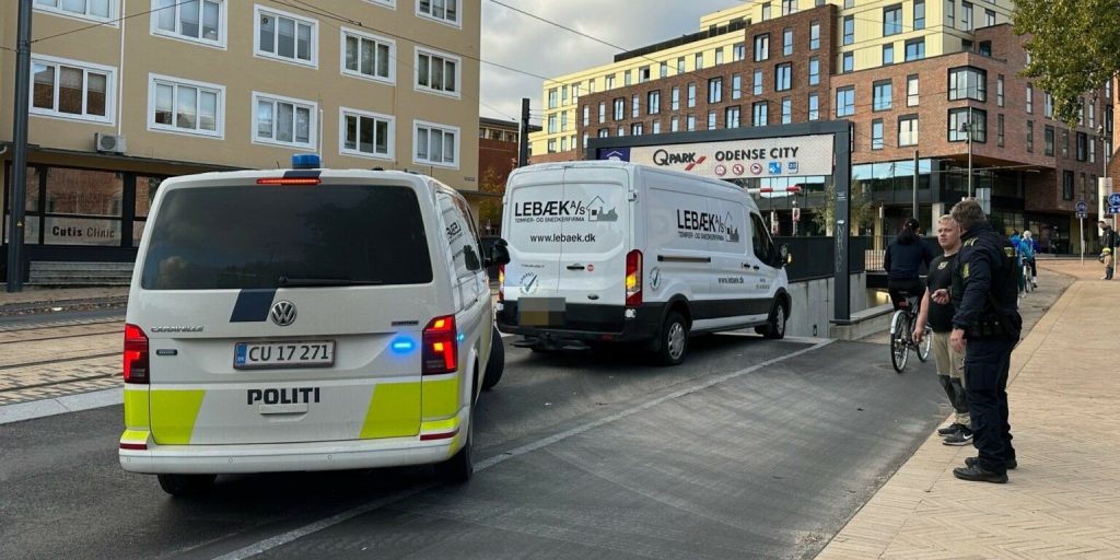 Varebil var for høj – satte sig fast under skilt