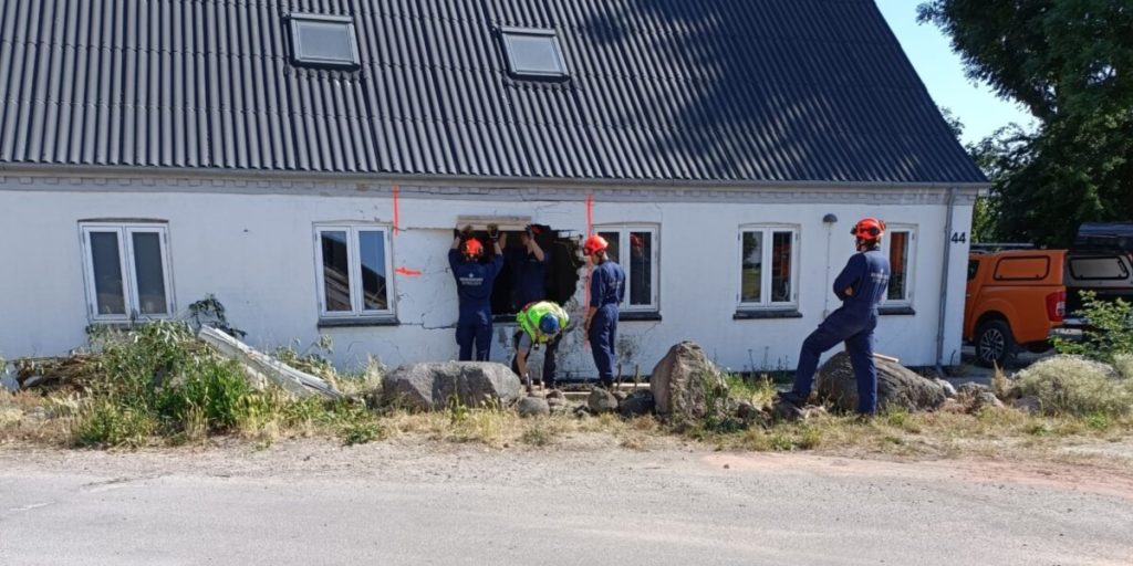 Sikke en morgen: Bil lavede nyt “vindue” i husmur