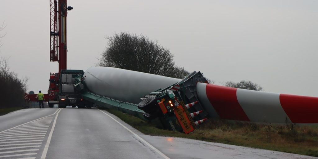 Vindmølletransport væltet: Motorvej spærret
