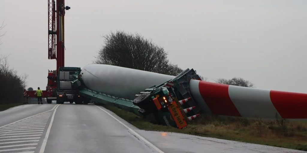 Vindmølletransport væltet: Motorvej spærret