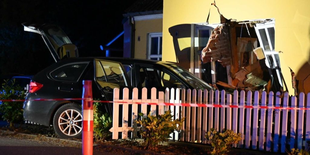 Vanvittigt syn: Bil brager gennem husmur