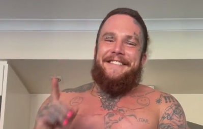 Kone hader mands vanvittige tatovering: Du kaster op af grin, når du ser den
