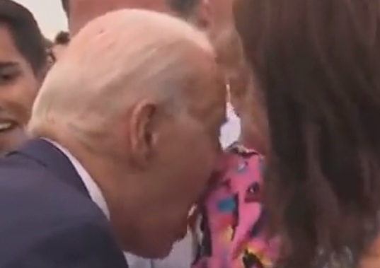 Joe Bidens overrasker i Helsinki: Usædvanlig hilsen skaber bølger online