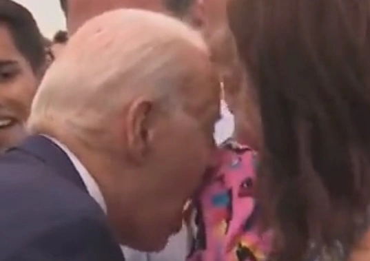 Joe Bidens overrasker i Helsinki: Usædvanlig hilsen skaber bølger online