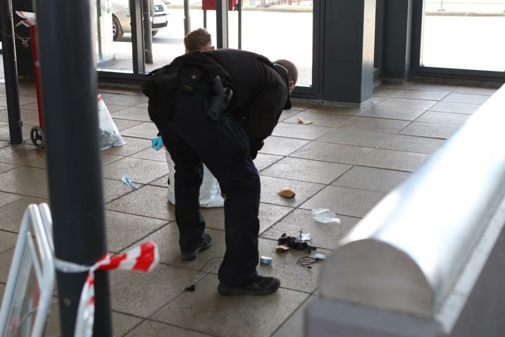 Knivstikkeri på togstation: Gerningsmanden på fri fod