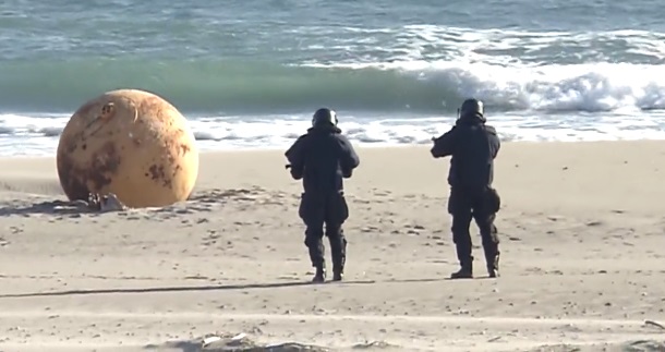 Mystisk genstand skyllede op på stranden: Straks blev alle evakueret