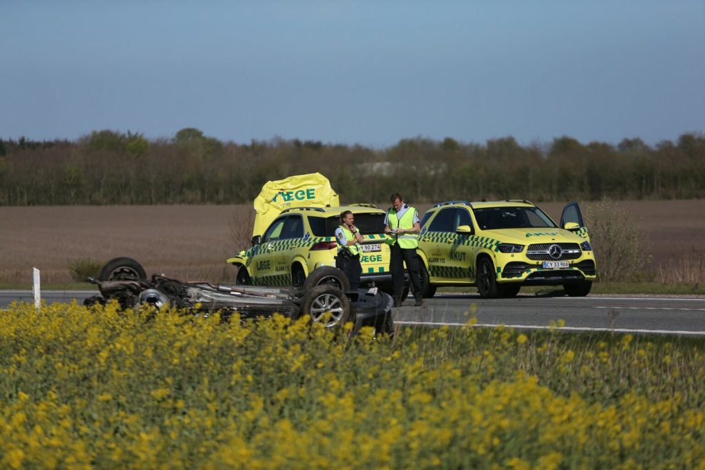 Mand død efter sammenstød med lægeambulance