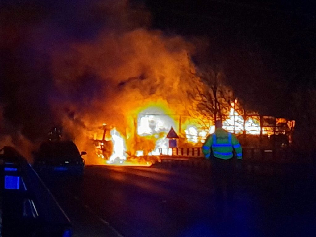 Lastbil opslugt af flammer på motorvej