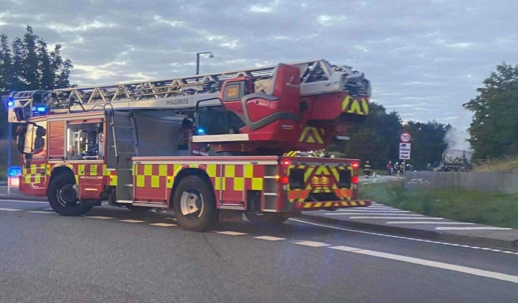 Lastbil i brand: Vej spærret