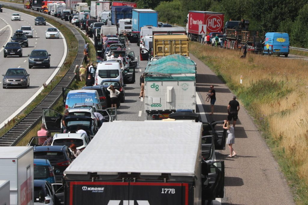Lastbilulykke spærrer motorvejen på Fyn: Nu går folk på motorvejen