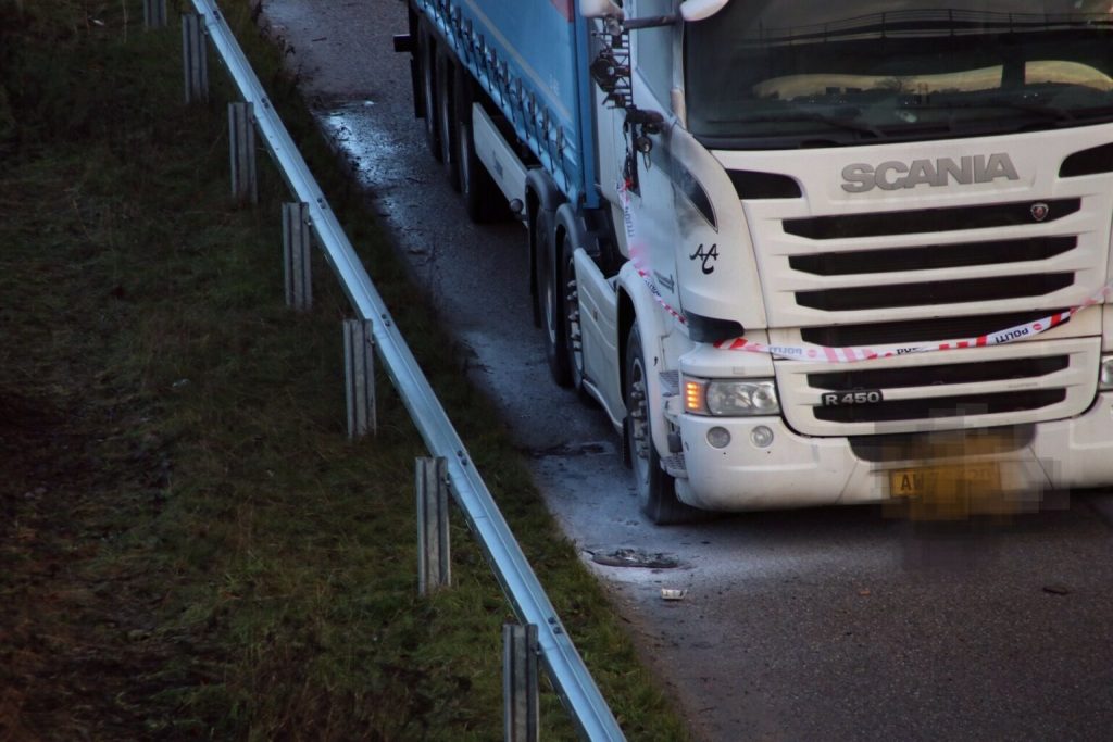 Lastbil brudt i brand på motorvejen: Spor spærret