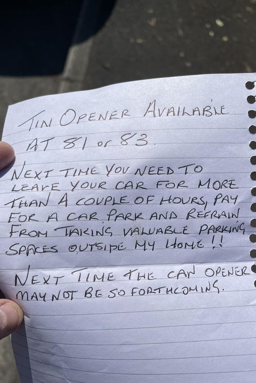 Kvinde fik brev på sin parkerede bil: Hun fik ikke lukket et øje den nat