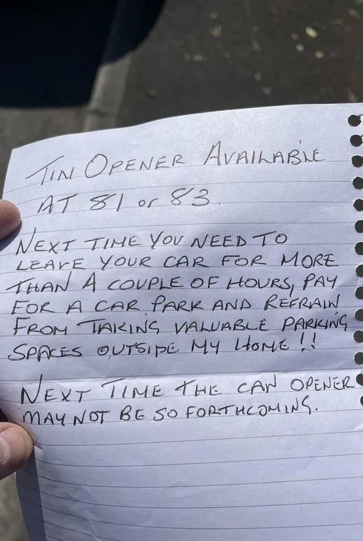 Kvinde fik brev på sin parkerede bil: Hun fik ikke lukket et øje den nat