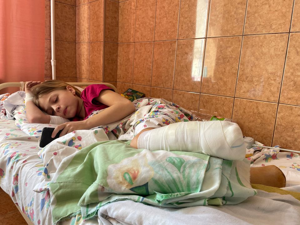 Næsten 1000 børn er døde eller såret i Ukraine
