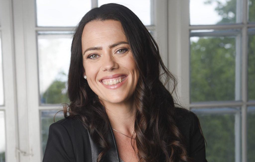 Louise er træt af familien: Om aftenen lever hun det vilde liv