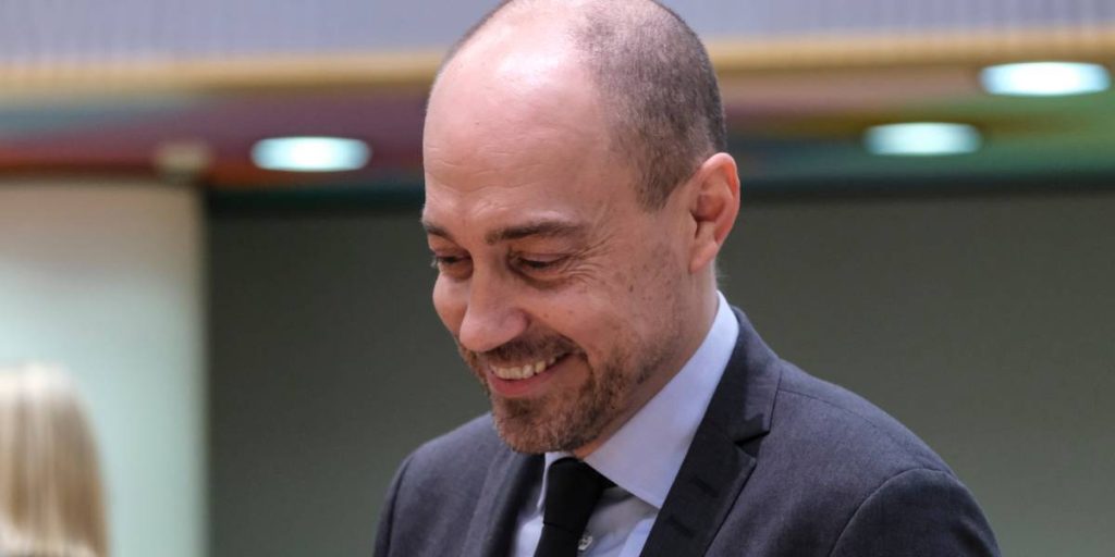 Magnus Heunicke melder ud: Nu afslutter vi vaccinationsprogrammet