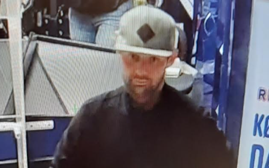 Truede med en pistol i Rema 1000: Nu er han efterlyst af politiet