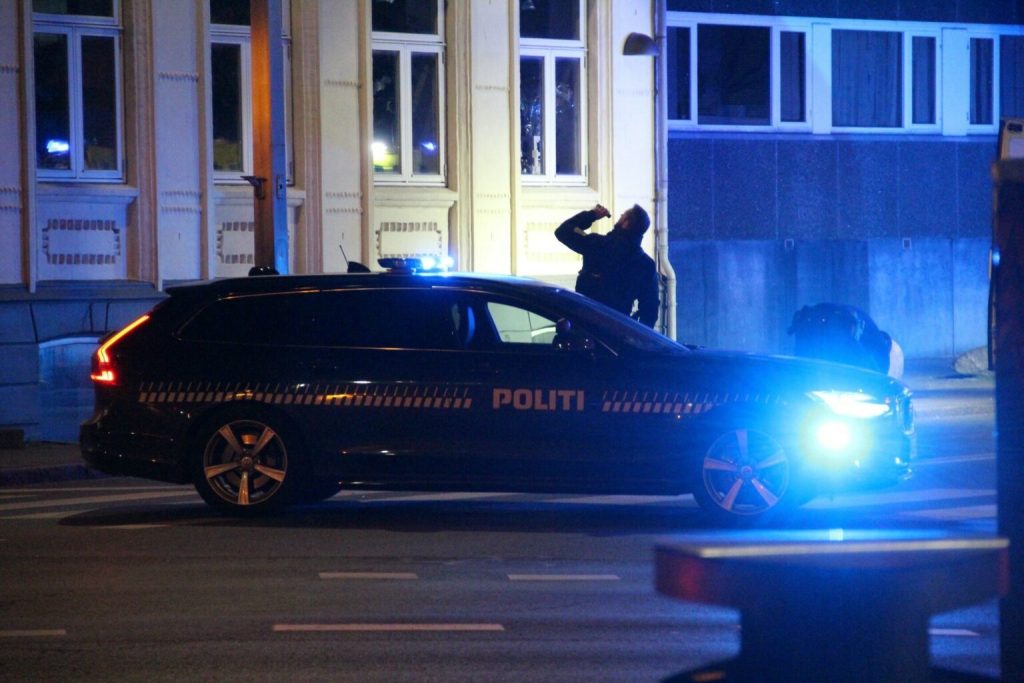 Mand i kritisk tilstand efter han faldt ud af vindue