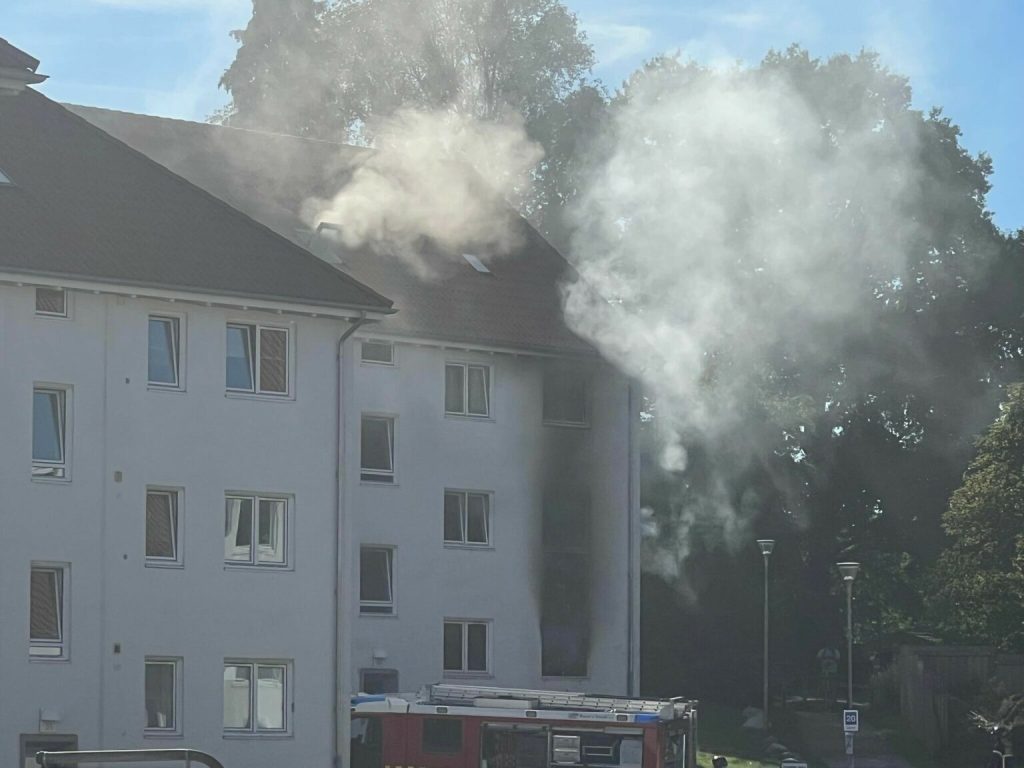 Opgang brænder: Beboere evakueret