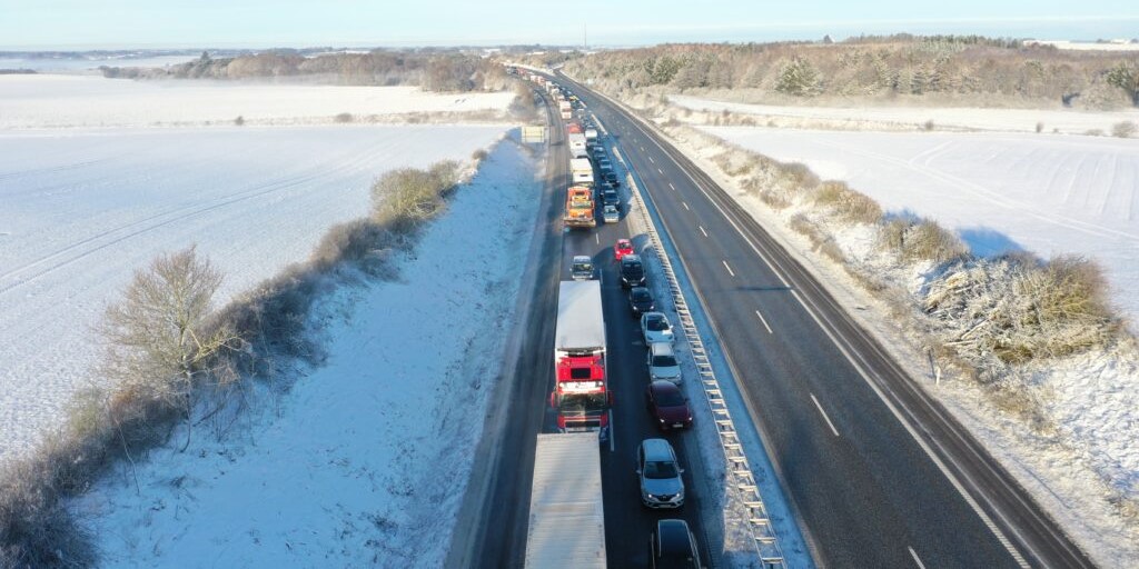 2 omkommet – voldsom ulykke spærrer motorvej