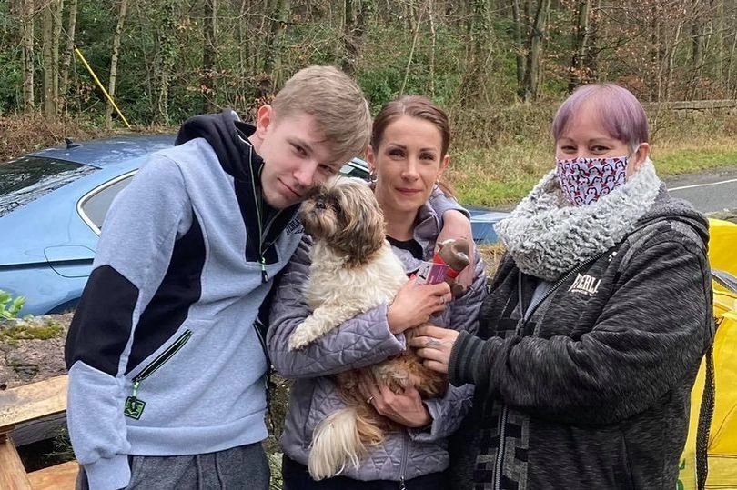 Familie troede deres hund var død: Otte år senere kommer den hjem