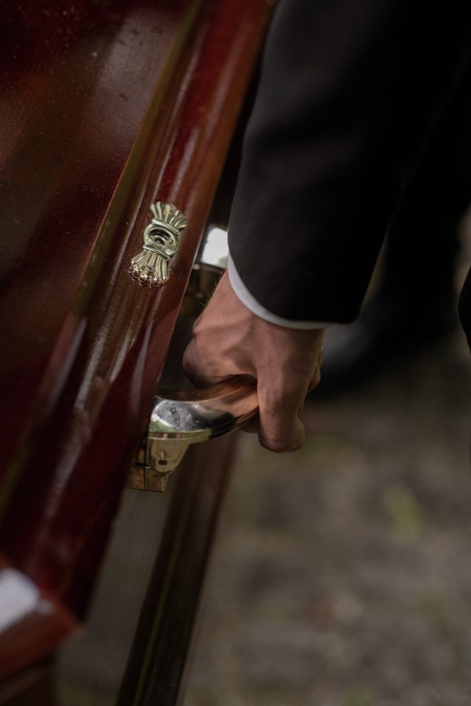 Sådan planlægger du en smuk begravelsesceremoni – fra valg af kirke til udvælgelse af musik og taler